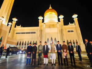 pm modi on historic visit brunei goes to iconic mosque